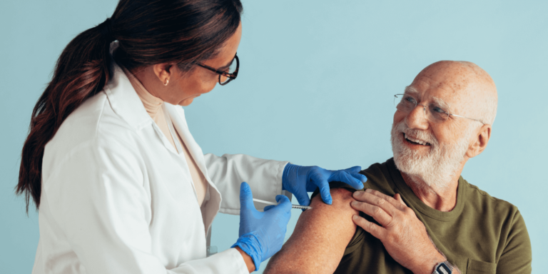 Vacina da gripe estará disponível o ano inteiro para idosos
