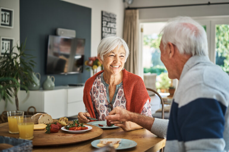 Alzheimer: como o cuidado nutricional pode fazer a diferença